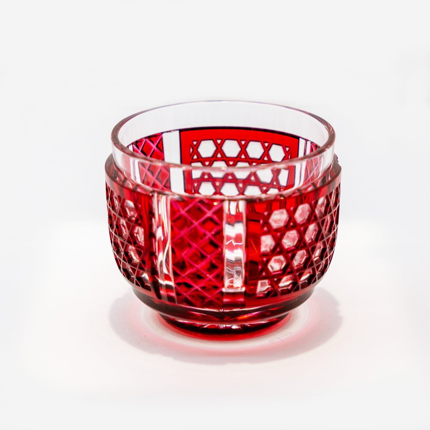 Openwork sake cup (gold and red)