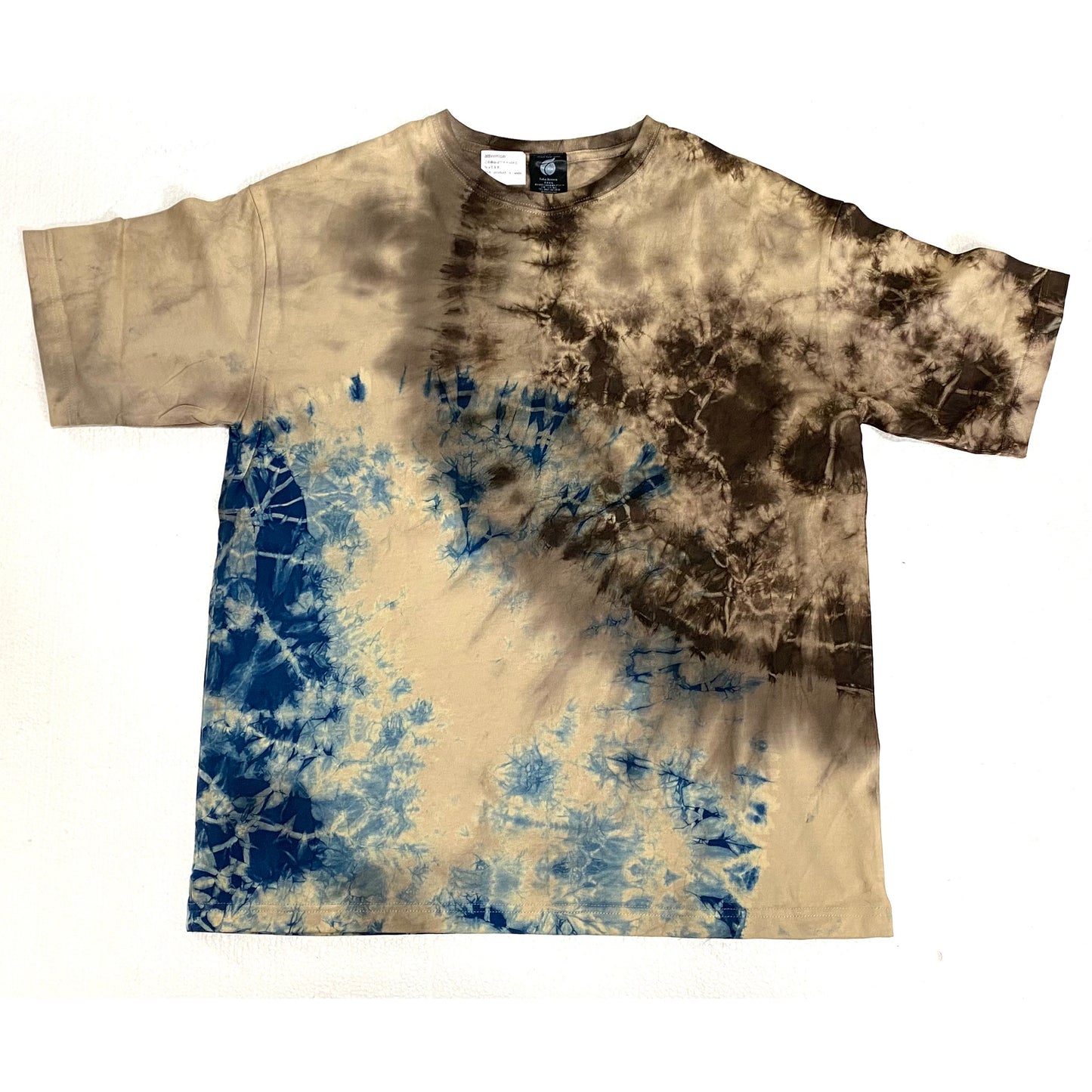 奄美大島の泥染めと藍染めを用いたBIGTシャツL。日本の伝統と自然、季節感をイメージし、昔ながらの手法で染められており、一枚ごとに異なる色合いや模様が特徴です。自然な風合いと質感が着る人の個性を引き立てます。|Japan Satsuma