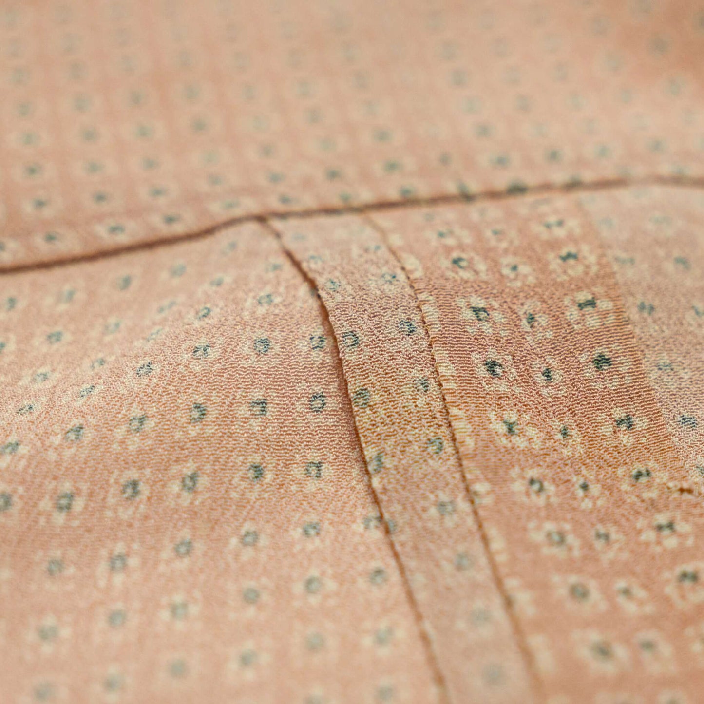 ピンクのシャツの生地アップ(錦紗のとろみ感と柔らかさが特徴)|Japan Satsuma