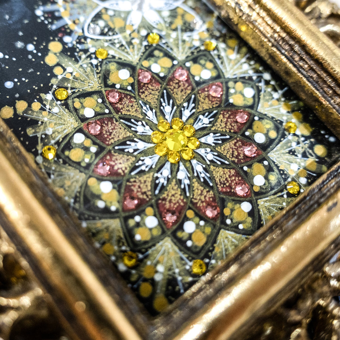 ずっと見ていられる静かな美しさの曼荼羅アート。そばに置くだけで癒やされる、やさしい色合いの作品。|Japan Satsuma