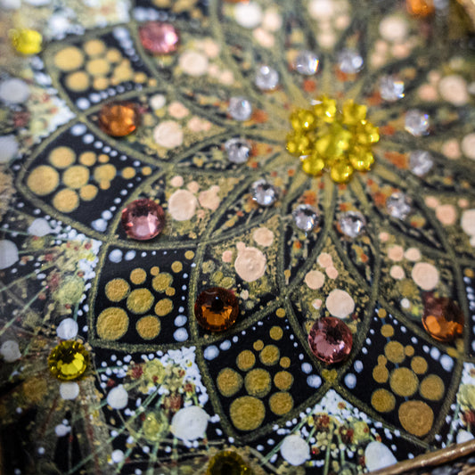 玄関やテレビの横にそっと飾れる、華やかさと温かみを併せ持つ曼荼羅アート。日常に寄り添う穏やかなデザイン。|Japan Satsuma