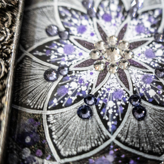 愛情深い紫色と穏やかな銀色が響き合う曼荼羅。大切な空間にそっと寄り添う、心安らぐ作品。|Japan Satsuma