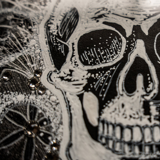 繊細な模様と大胆なスカルの融合が印象的な曼荼羅アート。死を恐れず、生を見つめる思いを込めて描かれた象徴的な作品。|Japan Satsuma