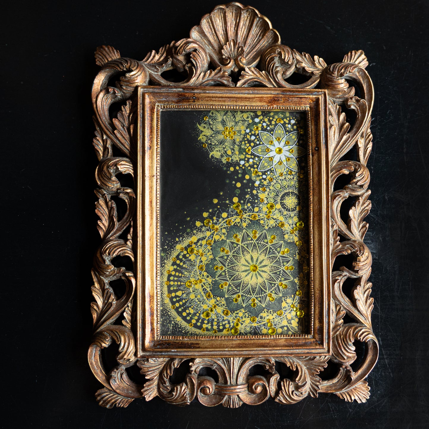 豪華な金色の額に合わせて描かれた、輝く金色の曼荼羅アート。力強く華やかなデザインが金の魅力とパワーを存分に表現している作品。|Japan Satsuma