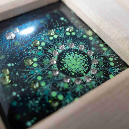 ミニまんだら グリーンの曼荼羅アート作品のクローズアップ写真|Japan Satsuma