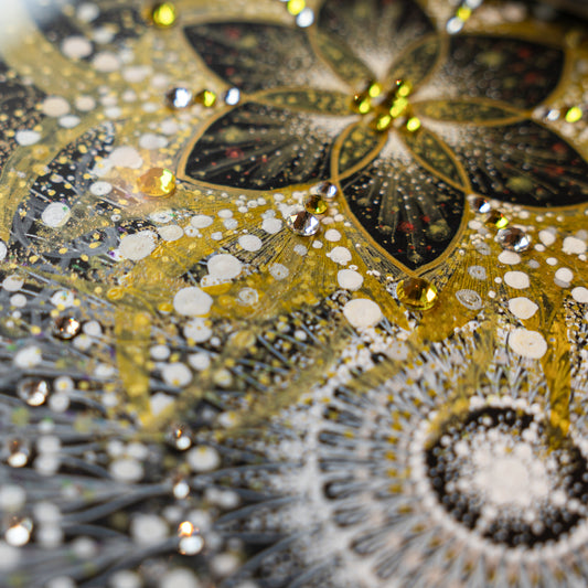 水彩絵の具の美しい広がりと繊細な線で、作者の宇宙への愛情を表現した曼荼羅作品。金銀の輝きが幻想的な宇宙空間を演出している。|Japan Satsuma