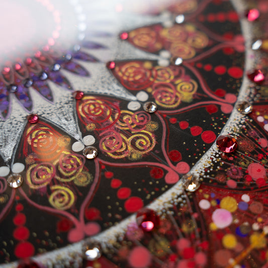 鹿児島の象徴、桜島の情熱的な自然の力を曼荼羅模様で表現したアート作品。初めて見た時の驚きと力強さが伝わる。|Japan Satsuma