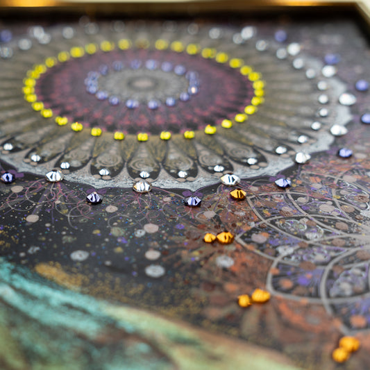 桜島を中心に、鹿児島の豊かな風景と自然の恵みを曼荼羅模様で描いたアート作品。生きる喜びと感謝が繊細に表現されている。|Japan Satsuma