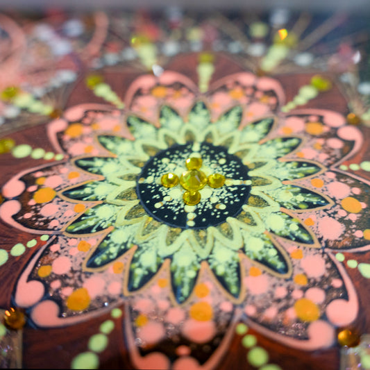 レモネード色のフレームに映える華やかな曼荼羅アートのクローズアップ。繊細な線と模様が額と調和している様子。|Japan Satsuma