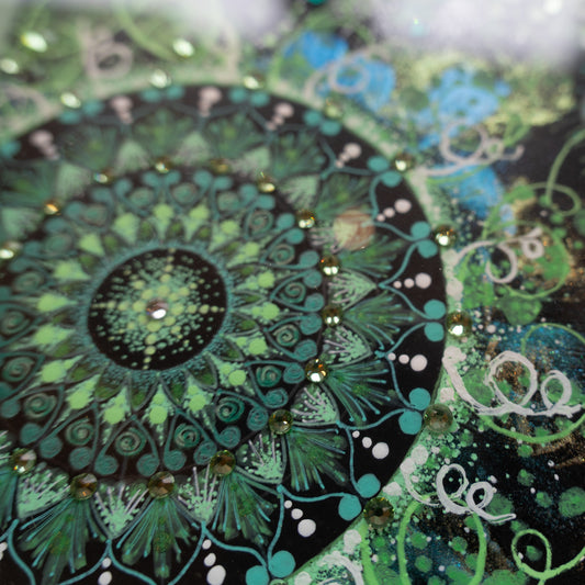 さまざまな緑のトーンが美しく重なり合う曼荼羅作品「green tea latte」。抹茶ラテを思わせる優しい色合いのデザイン。|Japan Satsuma