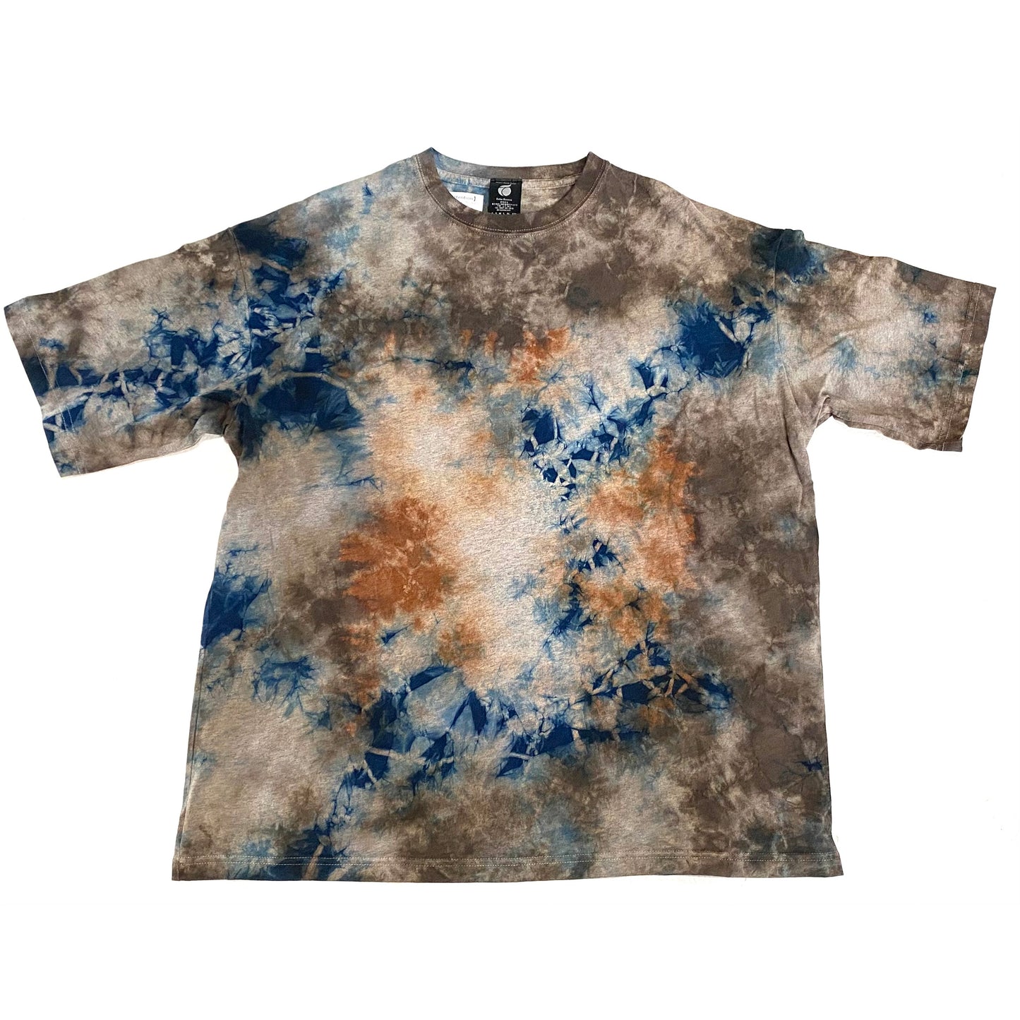 テーチ木染めの赤土色を用いたBIGTシャツM。昔ながらの手法で染められており、一枚ごとに異なる色合いやパターンが特徴の個性的なデザイン。自然な風合いと質感が着る人の個性を引き立てます。｜Japan Satsuma