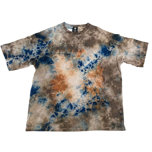 テーチ木染めの赤土色を用いたBIGTシャツM。昔ながらの手法で染められており、一枚ごとに異なる色合いやパターンが特徴の個性的なデザイン。自然な風合いと質感が着る人の個性を引き立てます。｜Japan Satsuma