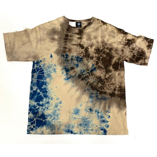 奄美大島の泥染めと藍染めを用いたBIGTシャツL。日本の伝統と自然、季節感をイメージし、昔ながらの手法で染められており、一枚ごとに異なる色合いや模様が特徴です。自然な風合いと質感が着る人の個性を引き立てます。｜Japan Satsuma