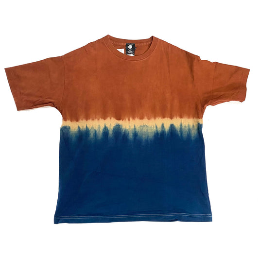 テーチ木染めによる赤土色のBIGTシャツXL。伝統的な染色技法で一枚一枚異なる色合いや模様が特徴で、自然な風合いと質感が着る人の個性を際立たせます。｜Japan Satsuma