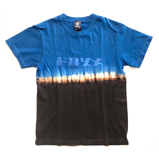 伝統的な染め技法で作られた半そでTシャツ、カタカナで「ドロゾメ」と描かれたユーモアあふれるデザイン。一枚ごとに異なる色合いとパターンが特徴で、自然な風合いと質感が個性を引き立てます。｜Japan Satsuma