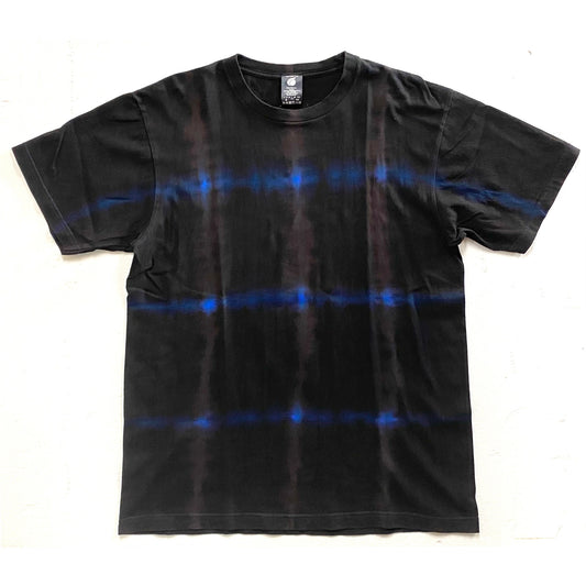 藍染と泥染めで格子柄を表現した半そでTシャツ｜自然な風合いと奥行が魅力の個性派デザイン｜Japan Satsuma