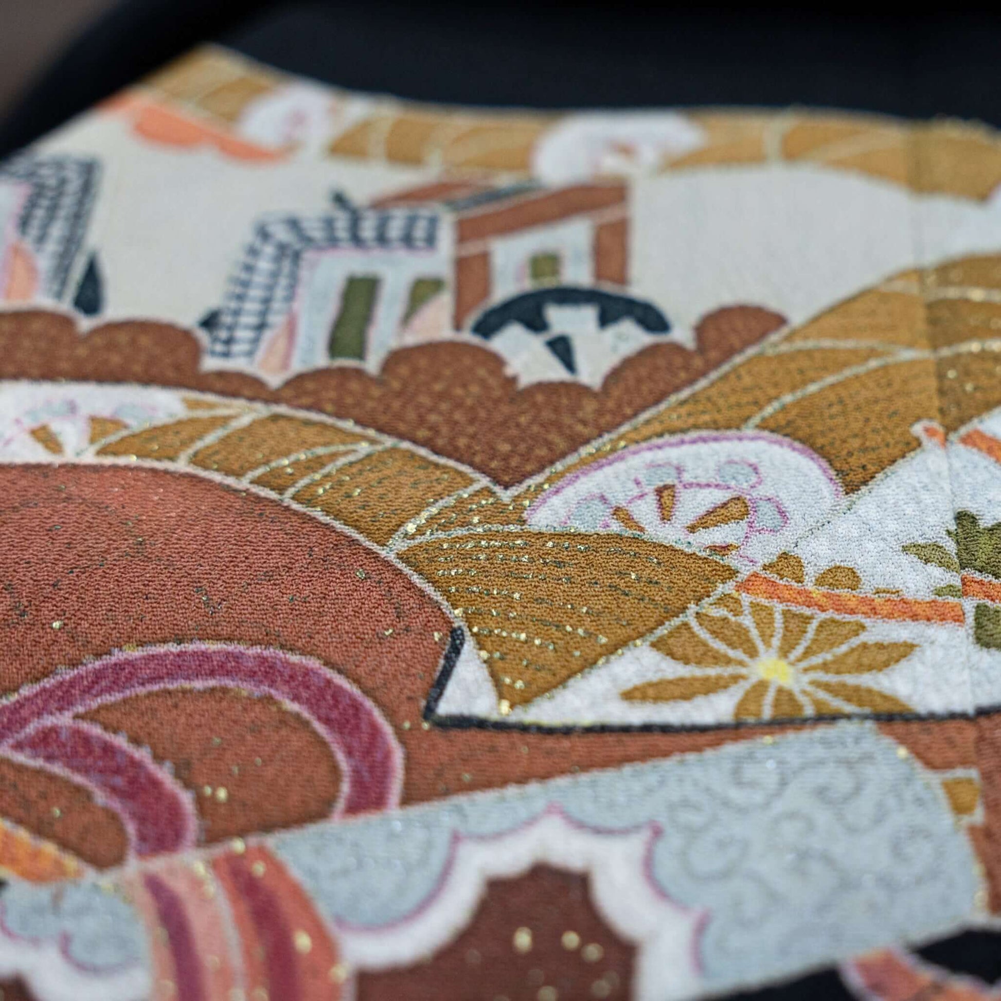 平置きにした留袖シャツ（黒地に映える金や白の祝い柄が印象的）｜Japan Satsuma