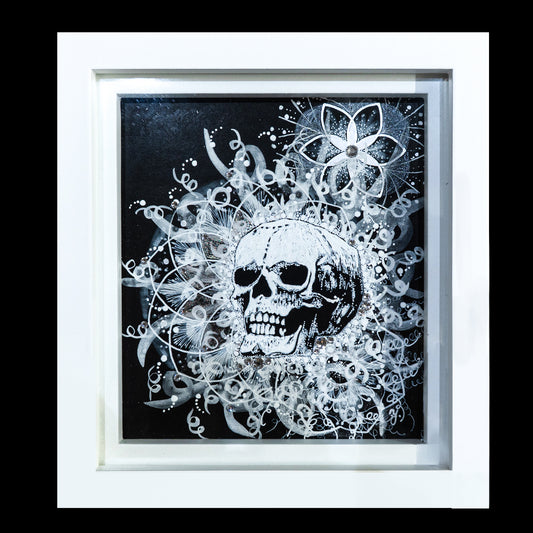 黒と白のコントラストが印象的な曼荼羅アート「skull vol.2」。中央にユーモラスなスカルが描かれた独創的な作品。｜Japan Satsuma