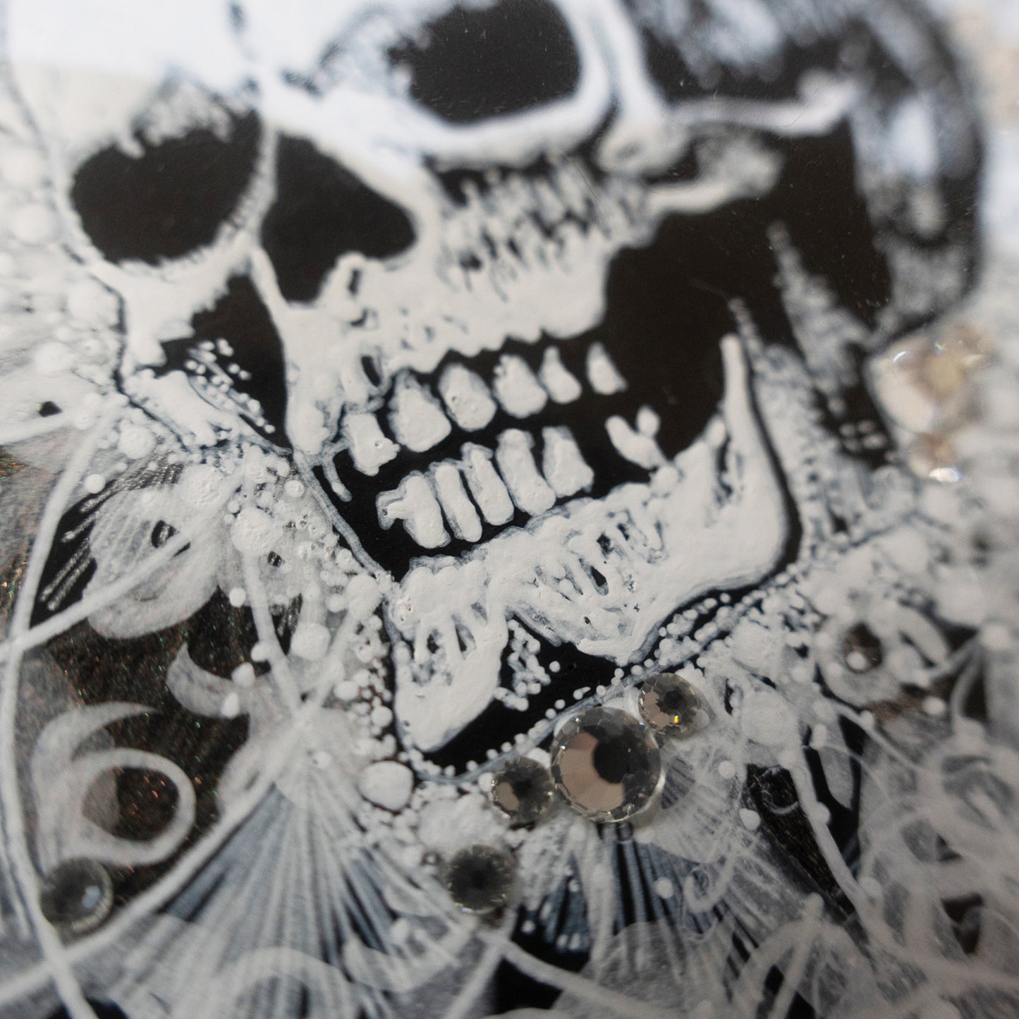 額に収められた曼荼羅アート「skull vol.2」。笑っているようなスカルが曼荼羅の中に調和しているユニークなデザイン。｜Japan Satsuma