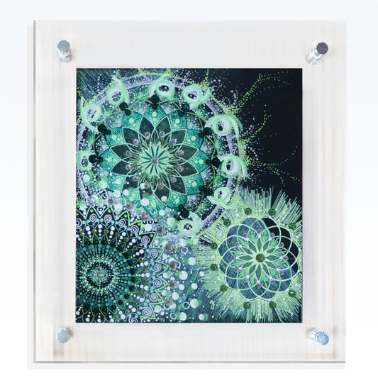 三つの曼荼羅が響き合うように配置された緑色の曼荼羅アート。深みのある色彩と繊細な線が調和した作品。｜Japan Satsuma