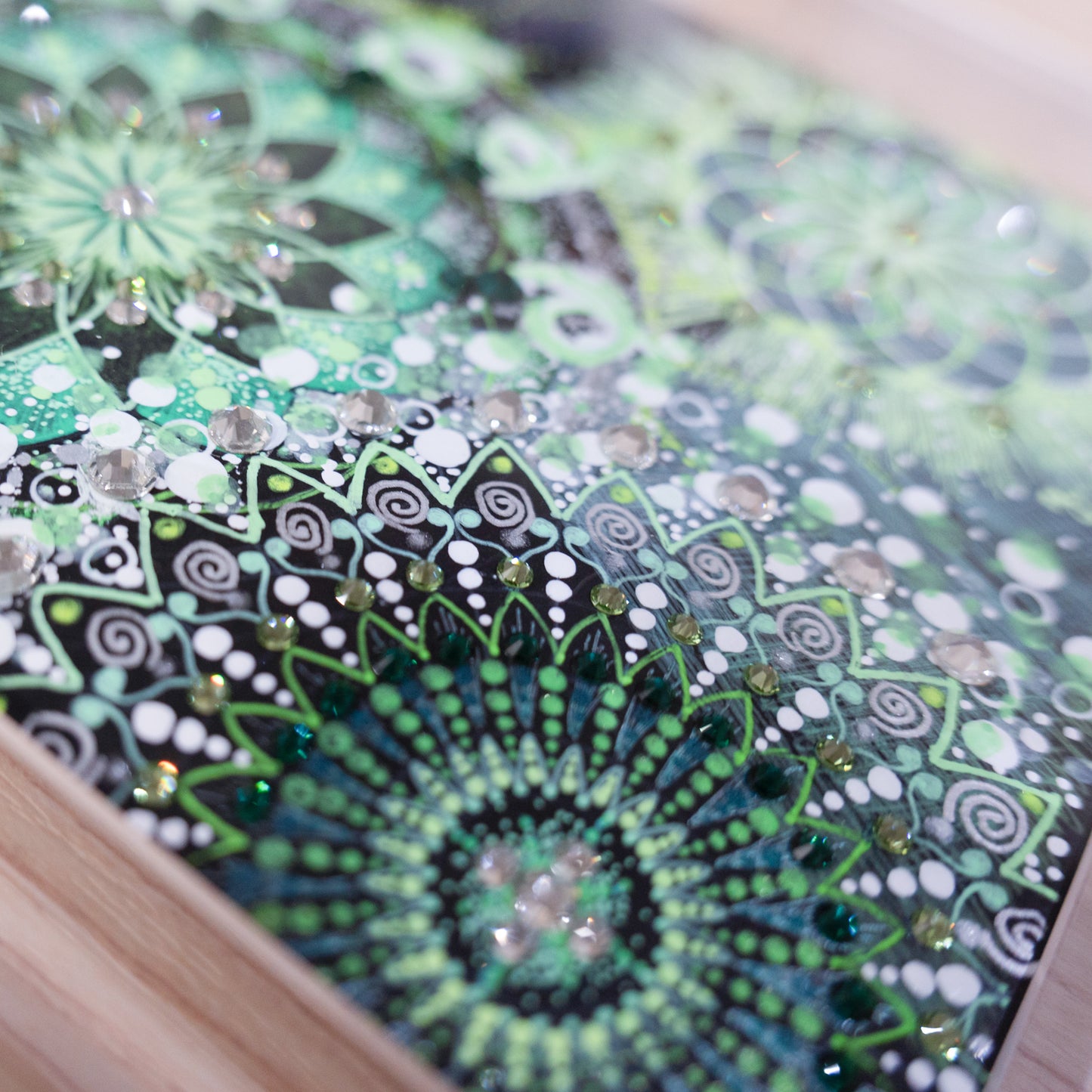 額装された曼荼羅アート「まんだらWorld」。妥協せず描き足された緑の曼荼羅が静かに調和する美しい一枚。｜Japan Satsuma