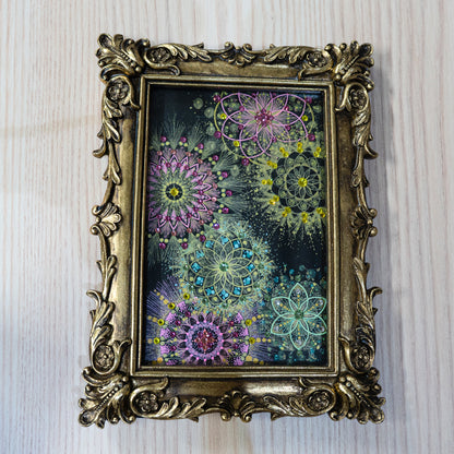 花畑のように咲き誇るカラフルな曼荼羅アート。重なり合う模様が繊細に描かれ、華やかで生命力を感じる作品。｜Japan Satsuma