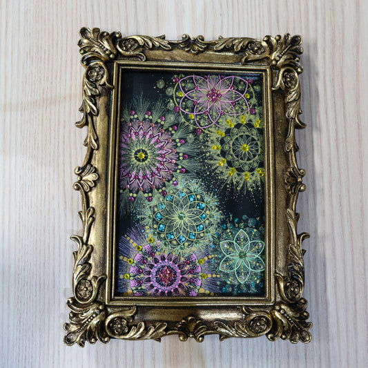 花畑のように咲き誇るカラフルな曼荼羅アート。重なり合う模様が繊細に描かれ、華やかで生命力を感じる作品。｜Japan Satsuma