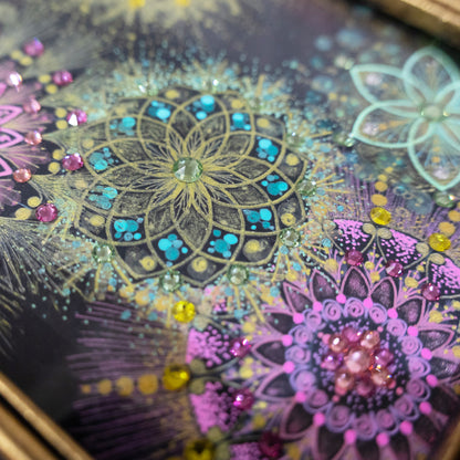 額装された曼荼羅アート「曼荼羅の花が咲く」。花が咲き乱れるような美しさと繊細なデザインが印象的な一枚。｜Japan Satsuma