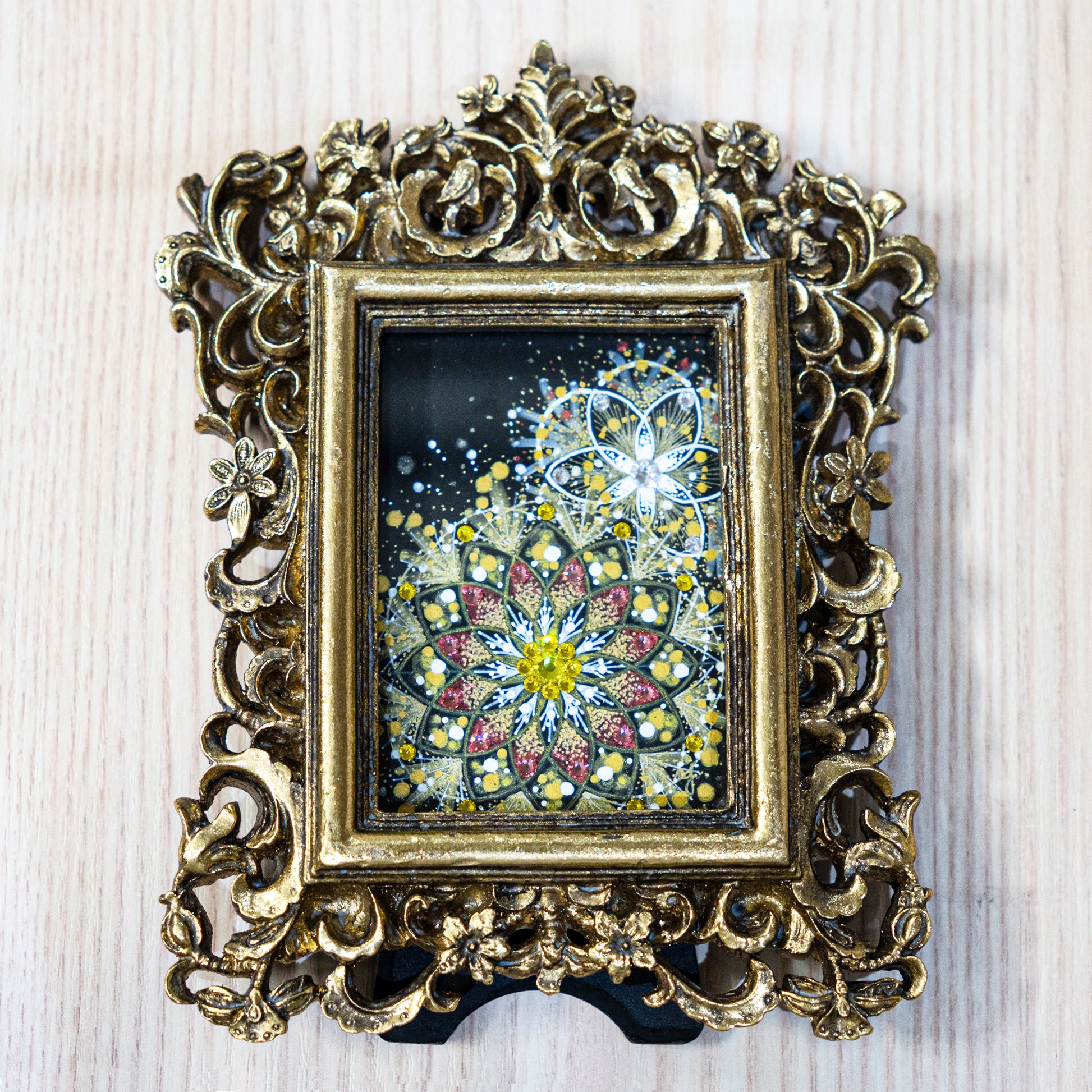 穏やかな癒しを感じる曼荼羅アート。デスクにぴったりのサイズで、仕事中にも心を落ち着けてくれるデザイン。｜Japan Satsuma