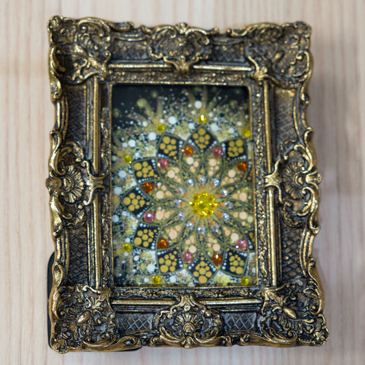 金色を基調に、オレンジとサーモンピンクのスワロフスキーが優しく輝く曼荼羅アート。小さくても存在感のある作品。｜Japan Satsuma