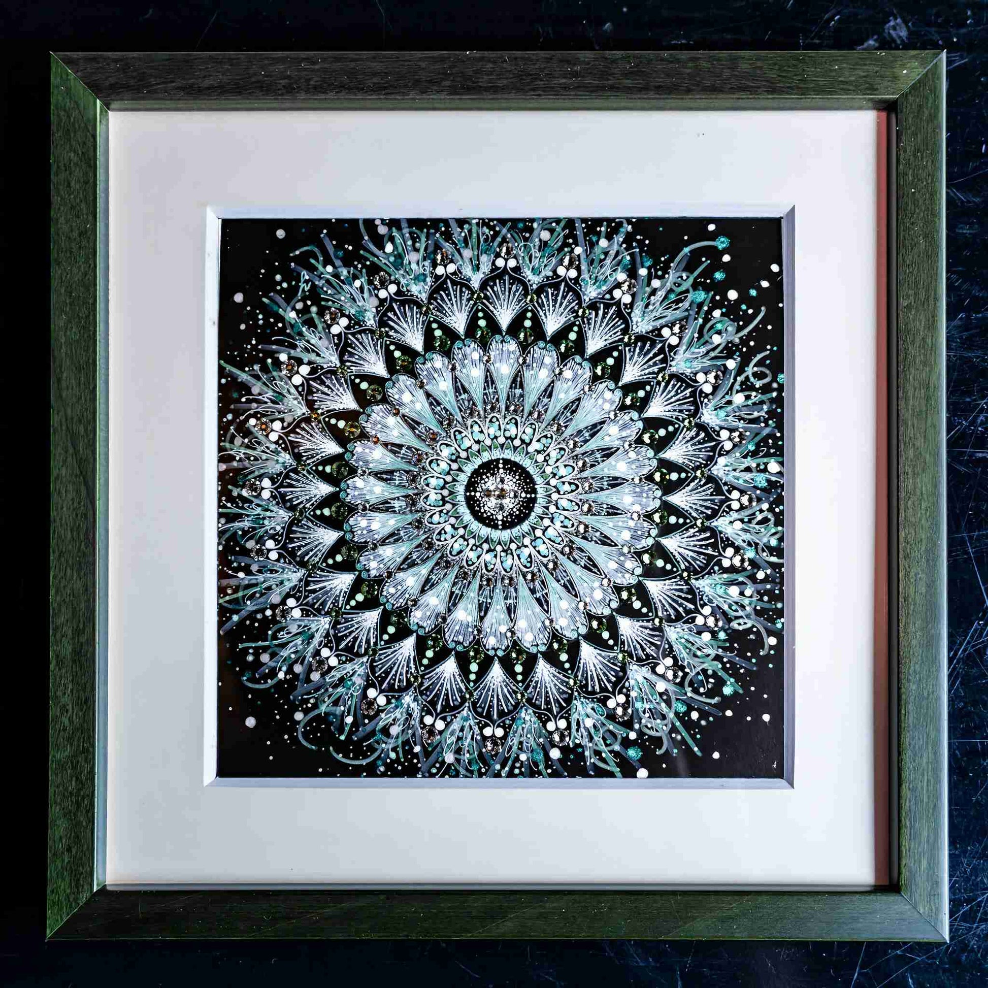 緑と銀で描かれた曼荼羅アート作品の全体図｜鹿児島発 Japan Satsuma