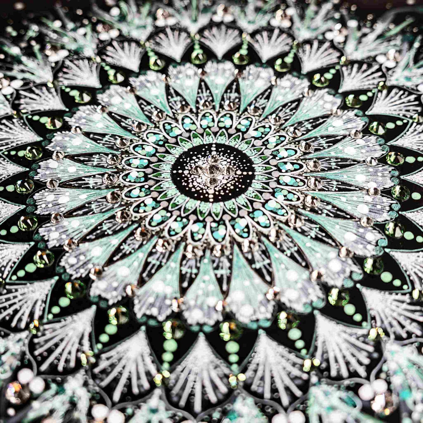 緑の曼荼羅アートの繊細な模様のクローズアップ｜癒やしの一点ものアート｜Japan Satsuma