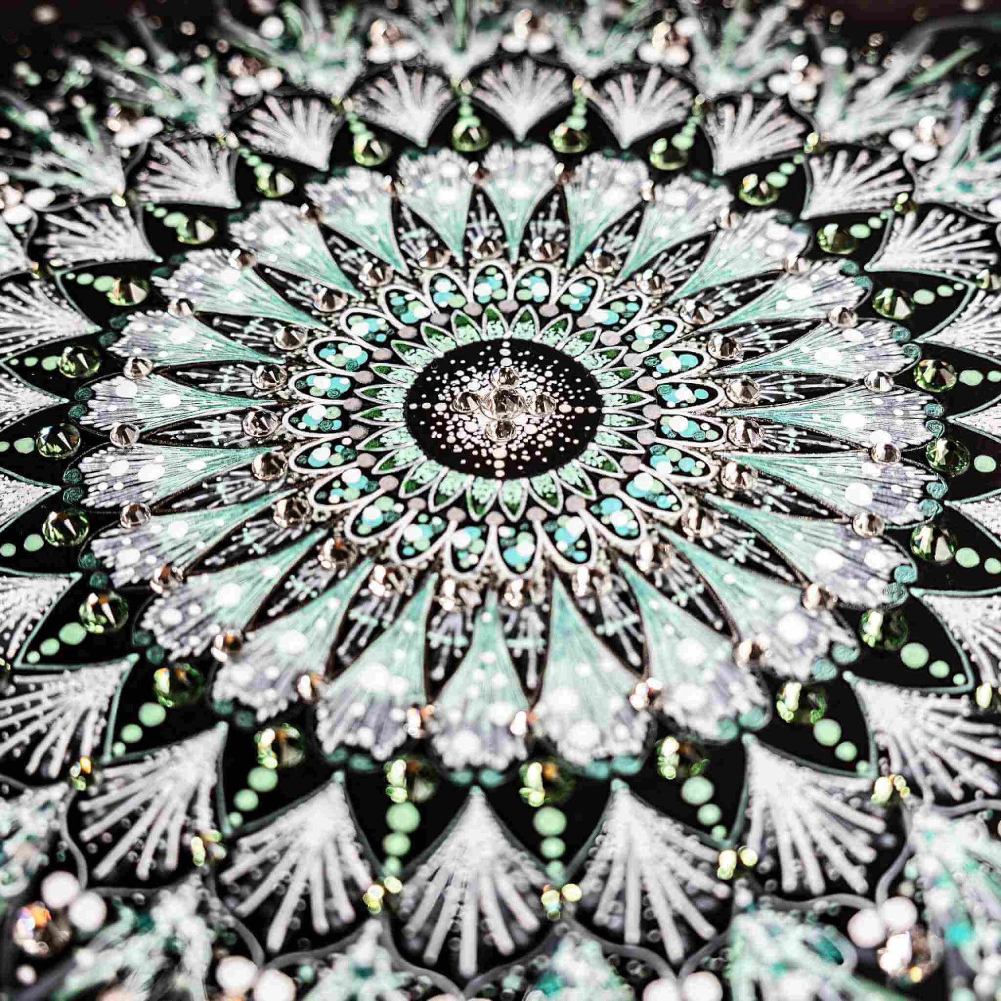 緑の曼荼羅アートの繊細な模様のクローズアップ｜癒やしの一点ものアート｜Japan Satsuma