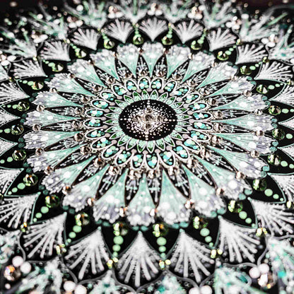 緑の曼荼羅アートの繊細な模様のクローズアップ｜癒やしの一点ものアート｜Japan Satsuma