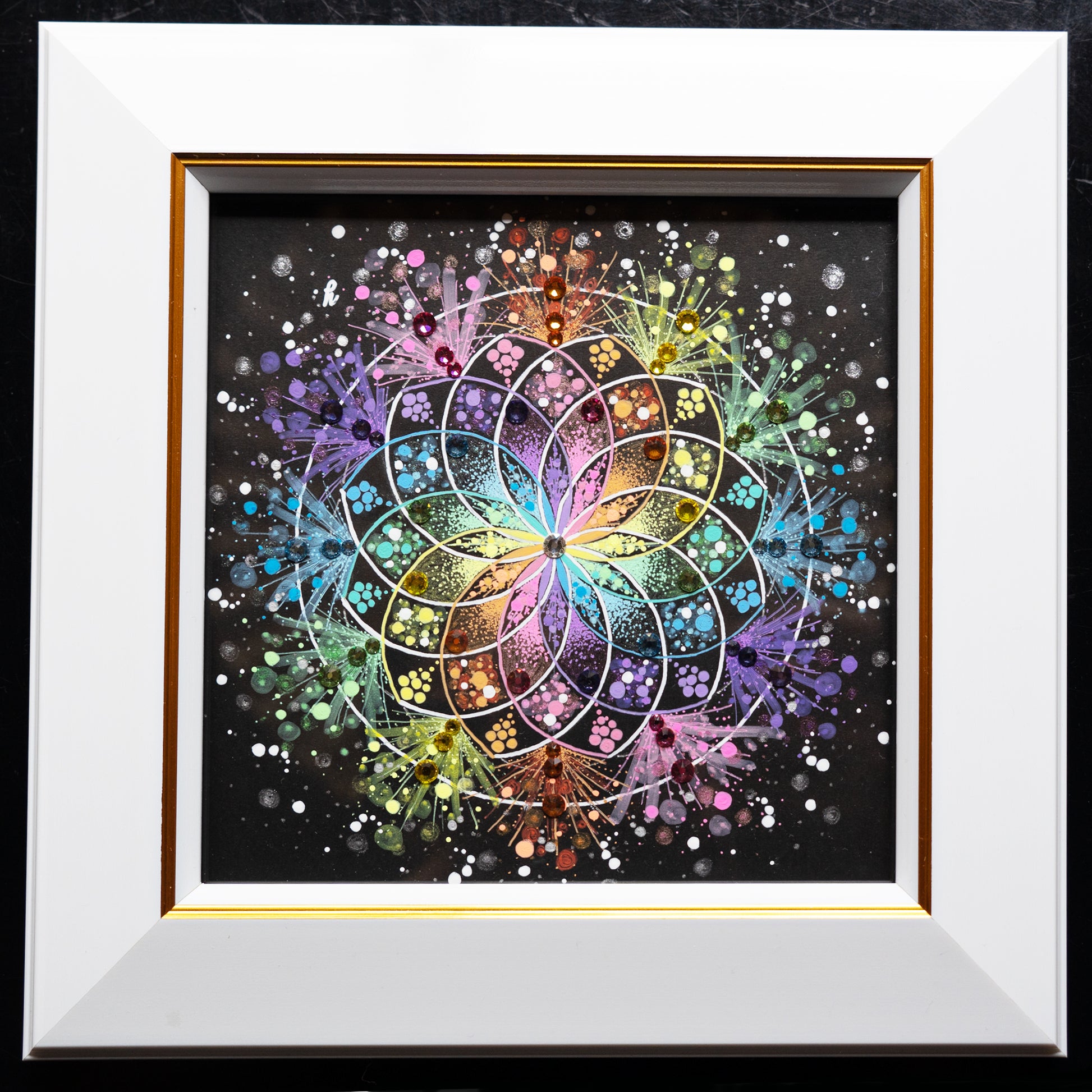 赤、オレンジ、黄、緑、青、紫の鮮やかなレインボーカラーで描かれた曼荼羅アート。色彩豊かで心が弾むようなデザインが、色の持つ力強さと楽しさを表現している作品。｜Japan Satsuma