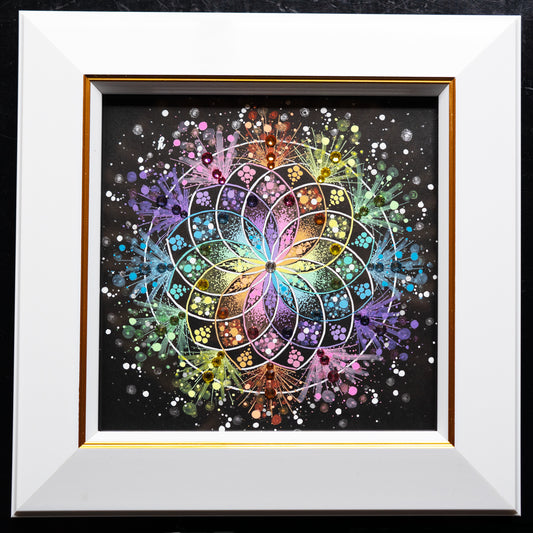 赤、オレンジ、黄、緑、青、紫の鮮やかなレインボーカラーで描かれた曼荼羅アート。色彩豊かで心が弾むようなデザインが、色の持つ力強さと楽しさを表現している作品。｜Japan Satsuma