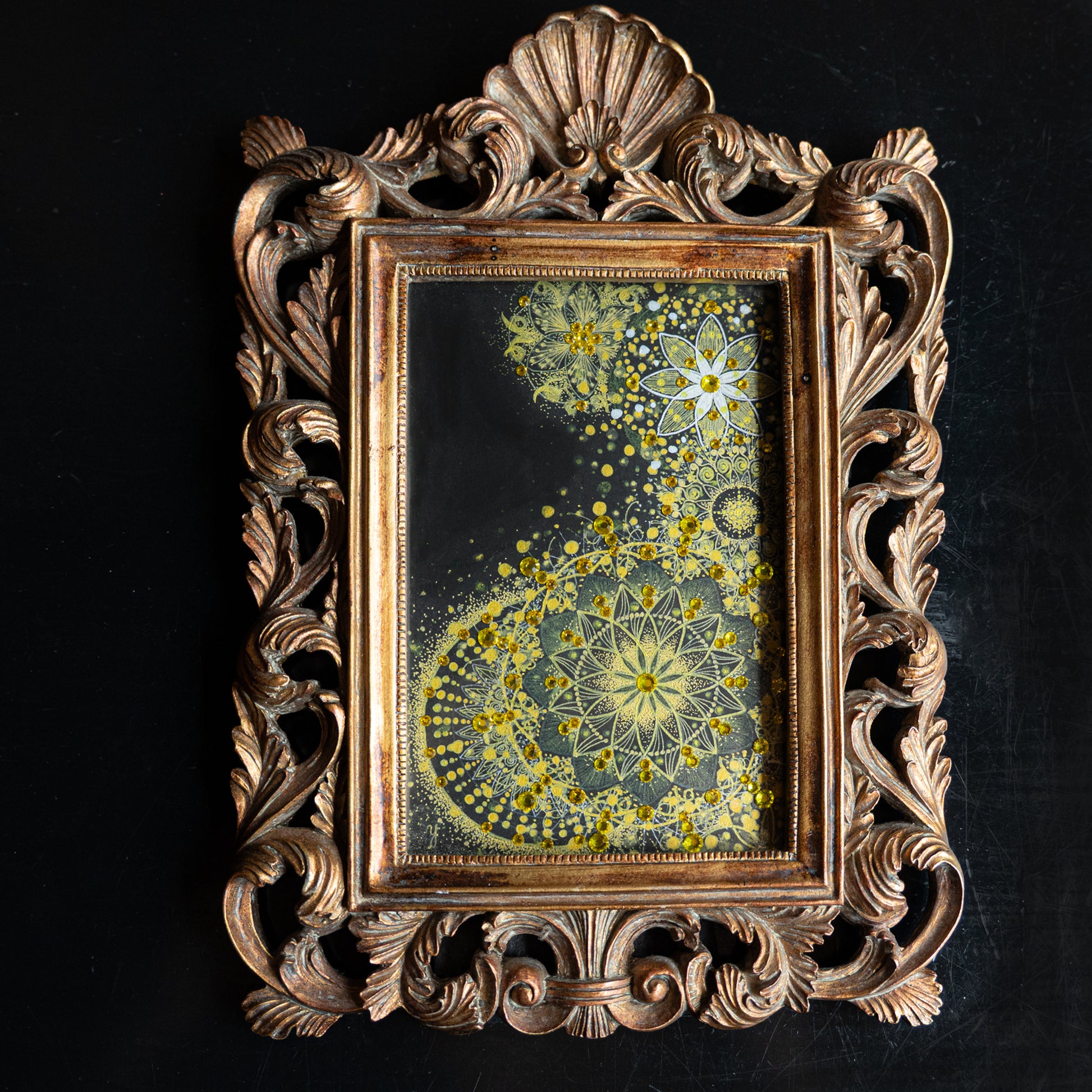 豪華な金色の額に合わせて描かれた、輝く金色の曼荼羅アート。力強く華やかなデザインが金の魅力とパワーを存分に表現している作品。｜Japan Satsuma