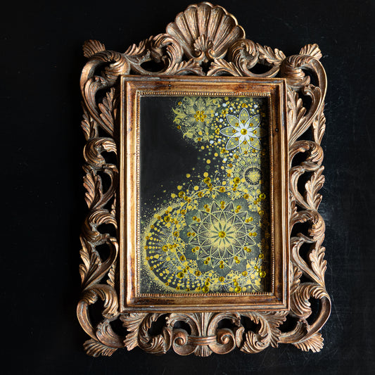 豪華な金色の額に合わせて描かれた、輝く金色の曼荼羅アート。力強く華やかなデザインが金の魅力とパワーを存分に表現している作品。｜Japan Satsuma