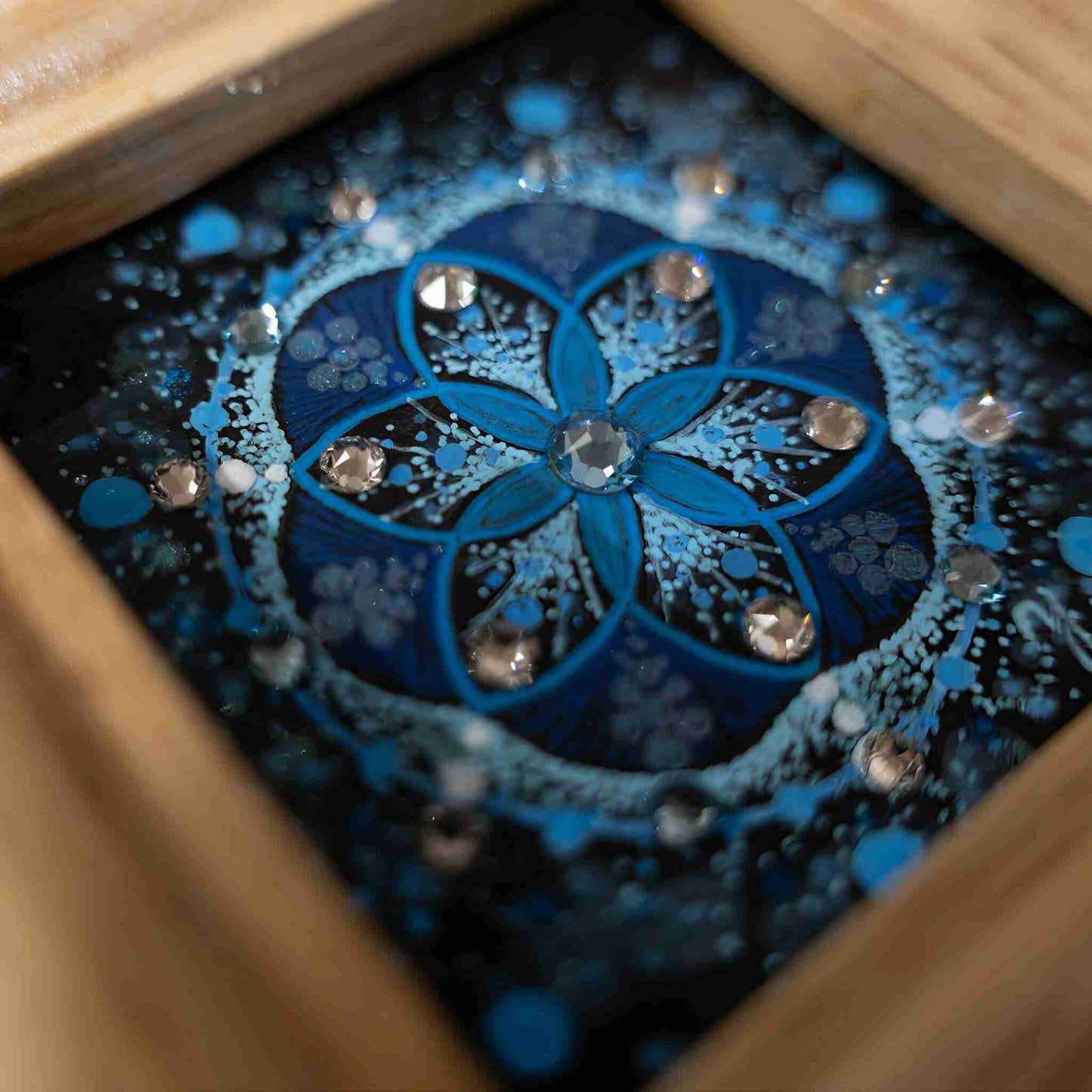 ミニまんだら ブルーの曼荼羅アート作品のクローズアップ写真｜Japan Satsuma
