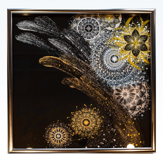 金、銀、白の色彩で宇宙を表現した曼荼羅アート。水性ゲルボールペンと水彩絵の具を使い、広がりのある繊細な宇宙模様が描かれている。｜Japan Satsuma