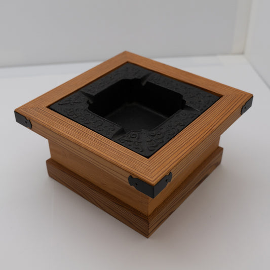 世界闻名的木材：烟灰缸、屋久杉木、茶道用具和南部铁器。