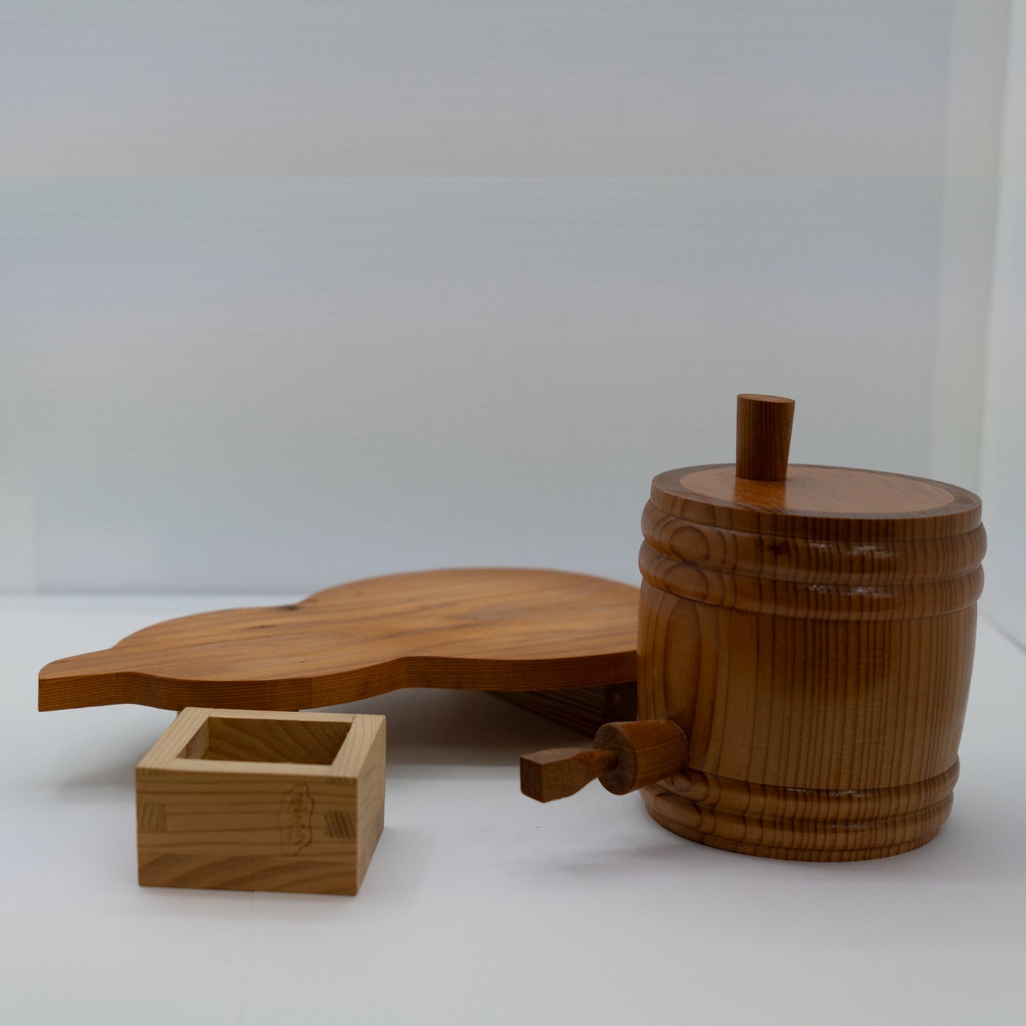屋久杉清酒桶及枡，配葫芦形支架